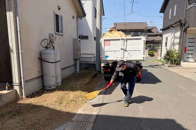 片付け作業後の近隣清掃